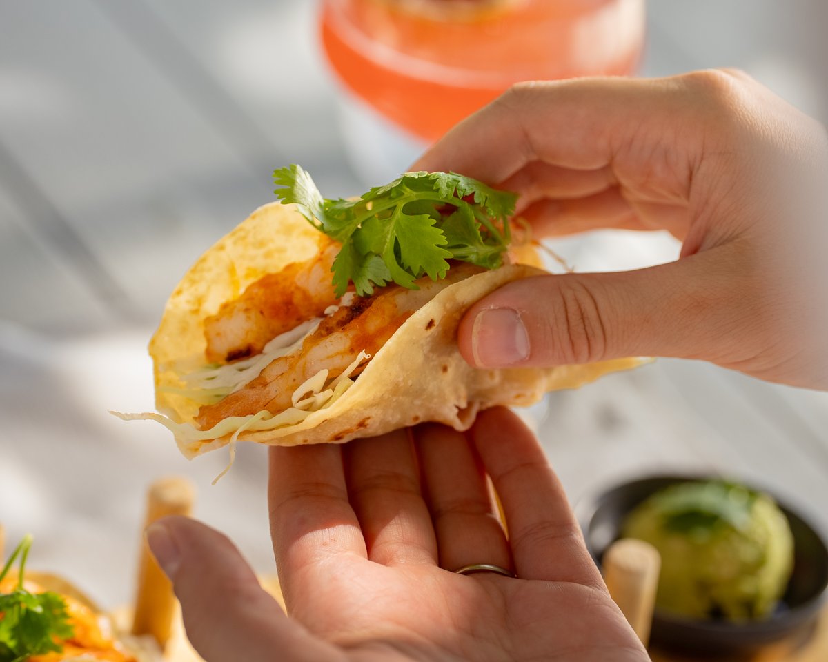 joalibeing's tweet photo. Barefoot and sun-kissed, lunch at MOJO is a feast for the senses. Vibrant colours and fresh flavours merge into easy-going afternoons with family and friends.

#JOALIBEING #WellLiving #JoyOfTogetherness #Maldives https://t.co/zkX9Koa0bS