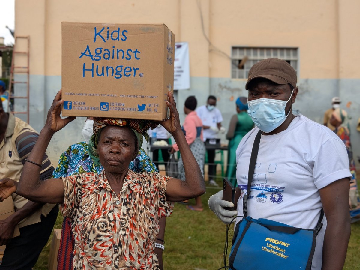 provide_hope's tweet photo. Provide Hope in Action, avec ses partenaires, a distribué des vivres à Walungu (Sud-Kivu) à 1200 ménages confondus, dans le strict respect des mesures de prévention contre la MVE. Ensemble, nous redonnons espoir. #Pha #Walungu #SouthKivu #HumanitarianResponse #StopEbola https://t.co/2QtzNJYRqe