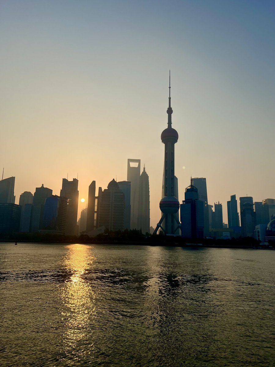 apinutt4's tweet photo. Shanghai in Autumn 🍂 

โพสต์ให้แมสน่าจะยาก 555 ทำที่ถนัดละกัน เที่ยวกันต่อครับ เซี่ยงไฮ้ใบไม้เปลี่ยนสี 🍂แดดยามเช้ากับยามเย็น สวยขึ้นอีก 300% อยากให้เห็นมุมแมสๆ และมุมอื่นๆ ผ่านมุมมองผมนะครับ

📍Shanghai, China 🇨🇳

#Shanghai #AutumnInShanghai #Autumn #Sunset #Sunrise #China
#ขยันเที่ยวแต่เดี๋ยวก่อน