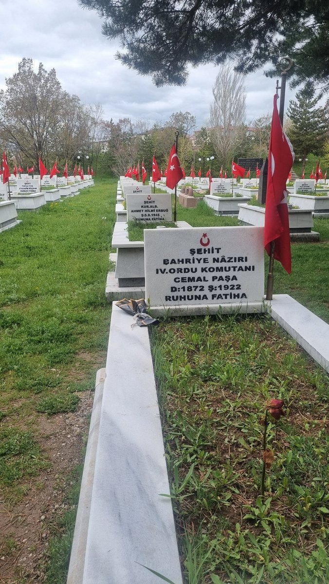 n_ugurel's tweet photo. Bayramın ilk ziyareti Şehitlerimize🇹🇷 #cemalpaşa https://t.co/rg5J5cEOI2