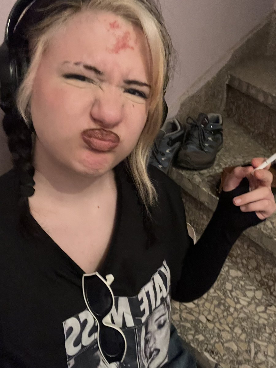 perfectang3ll's tweet photo. HIYA DAYA NATIONNNN I HAVENT BEEN ACTIVE BECAUSE I HAVE HORRIBLE MENTAL HEALTH BUT I PUT ON SOME MAKEUP AND IM GOING OUT TO GET MY NAILS DONE I HOPE YALL HAVE A GREAT DAY https://t.co/taOepuJWHl