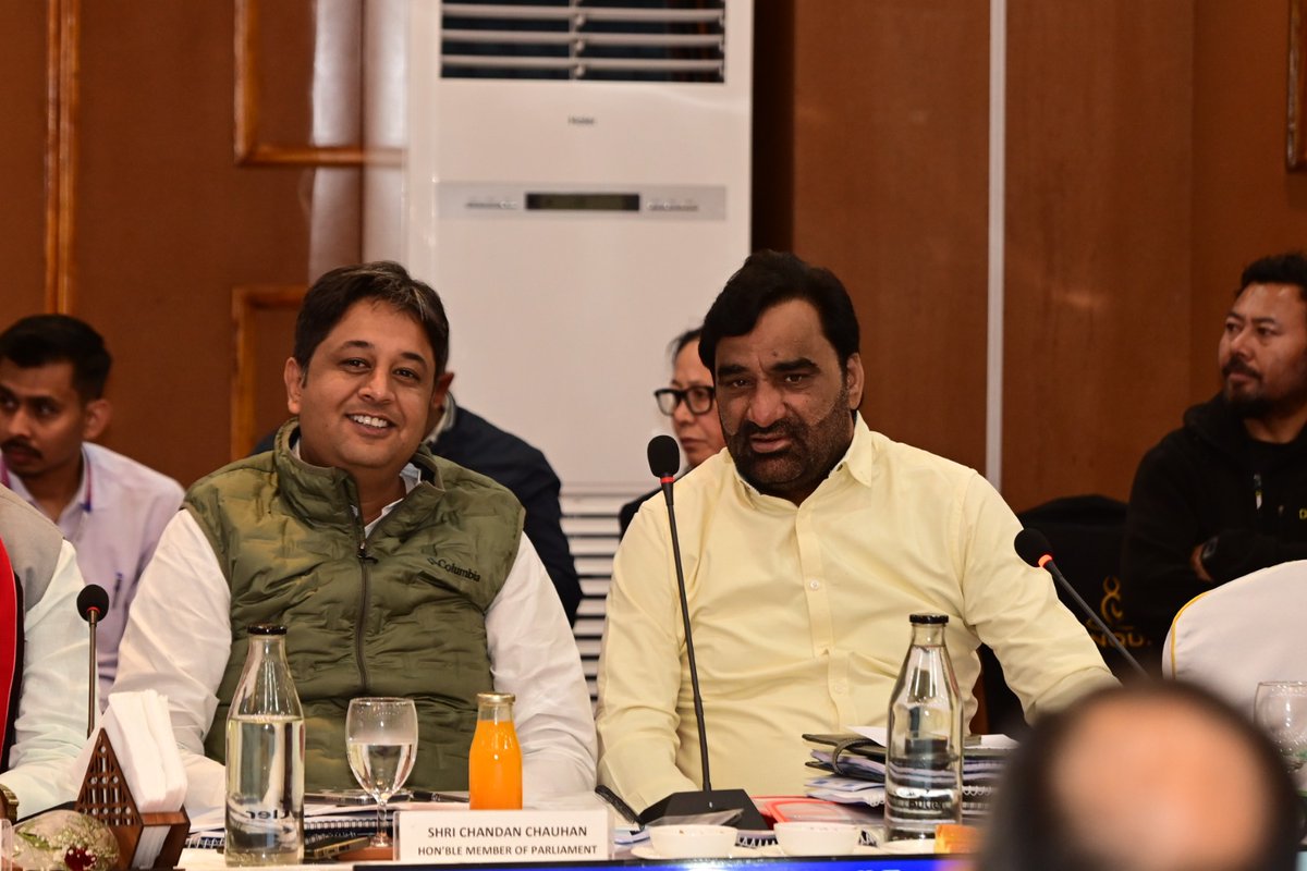hanumanbeniwal's tweet photo. विगत दिनों उद्योग संबंधी संसदीय स्थायी समिति के अध्ययन दौरे के तहत लेह में विभिन्न विकास परियोजनाओं, औद्योगिक गतिविधियों एवं स्थानीय परिस्थितियों का अवलोकन किया। इस दौरान सीमावर्ती एवं दुर्गम क्षेत्रों में आधारभूत ढांचे के विकास, रोजगार सृजन, पर्यटन, हस्तशिल्प तथा स्थानीय उद्योगों को प्रोत्साहन देने से जुड़े विषयों पर विभिन्न विभागों तथा विभिन्न बैंकों के अधिकारियों के साथ विस्तृत चर्चा हुई।