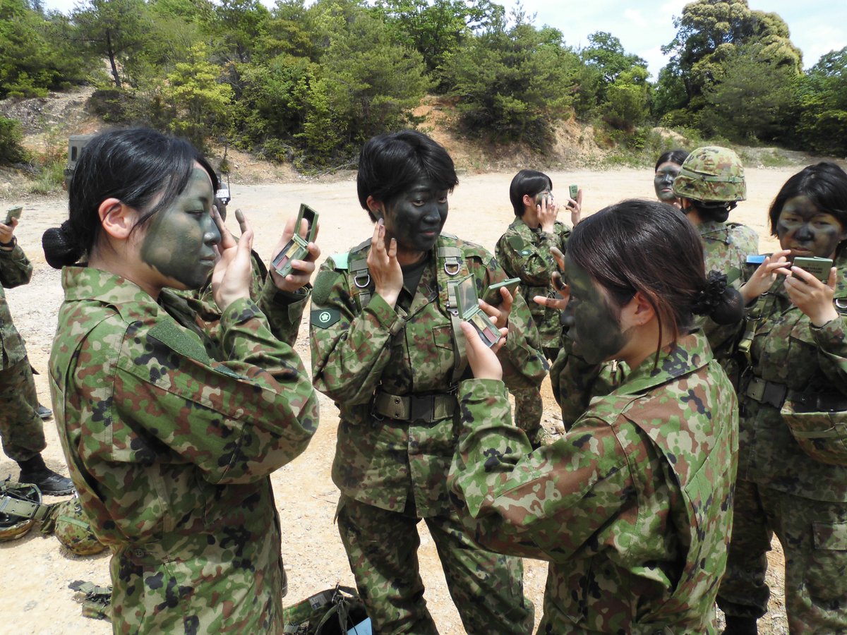 3log_senzo's tweet photo. 【自衛官候補生教育隊】初めてのドーラン！顔に迷彩を施し、それぞれが工夫して敵に見つからないための基本を学びながら、歩哨訓練を実施しました！
#第３後方支援連隊 #千僧駐屯地 #新隊員 #ドーラン https://t.co/w9qF1CYAIs