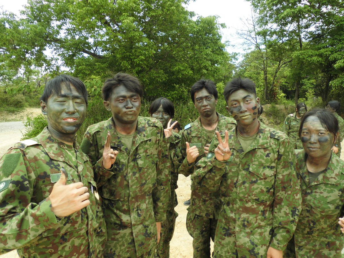 3log_senzo's tweet photo. 【自衛官候補生教育隊】初めてのドーラン！顔に迷彩を施し、それぞれが工夫して敵に見つからないための基本を学びながら、歩哨訓練を実施しました！
#第３後方支援連隊 #千僧駐屯地 #新隊員 #ドーラン https://t.co/w9qF1CYAIs