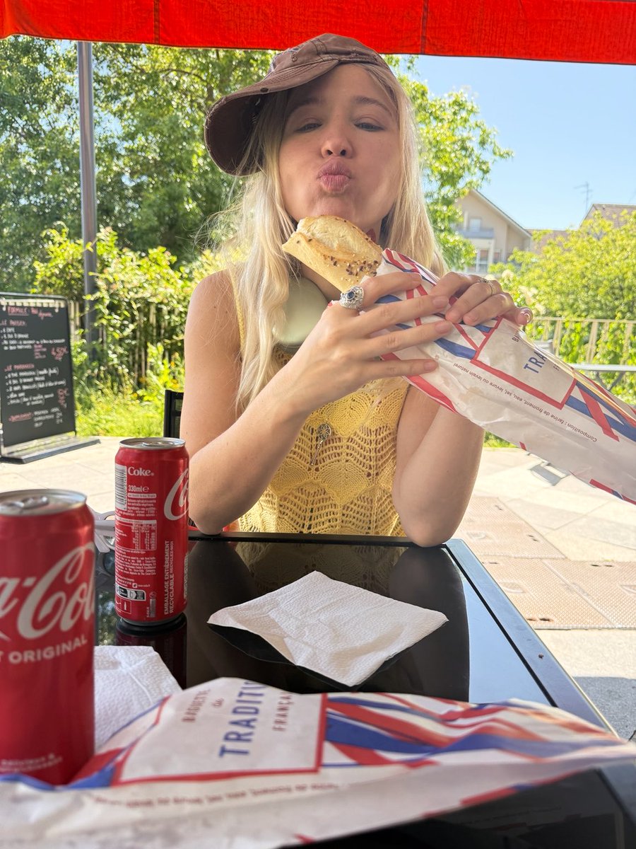evavolia's tweet photo. Жрешь? - Жру! 

А надо бы заканчивать 🐷 https://t.co/T6nM3gSWwn