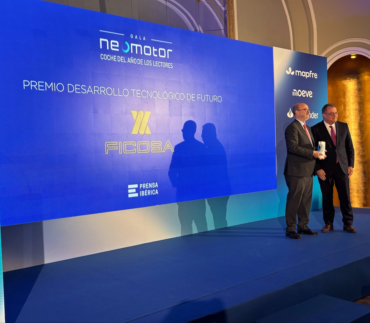 NeoMotor's tweet photo. @MAPFRE_ES @MoeveGlobal @santander_es @TERASecondLife @PrensaIberica @Michelin @AyvensES El innovador sistema In Cabin Monitoring de @FICOSA_Int es ganador del premio Desarrollo Tecnológico de Futuro. Recoge el galardón Ignasi Castelló, de Ficosa, de las manos de Albert Sáez, director general de contenidos de @PrensaIberica    #GalaNeomotor https://t.co/SxyQp4v05d