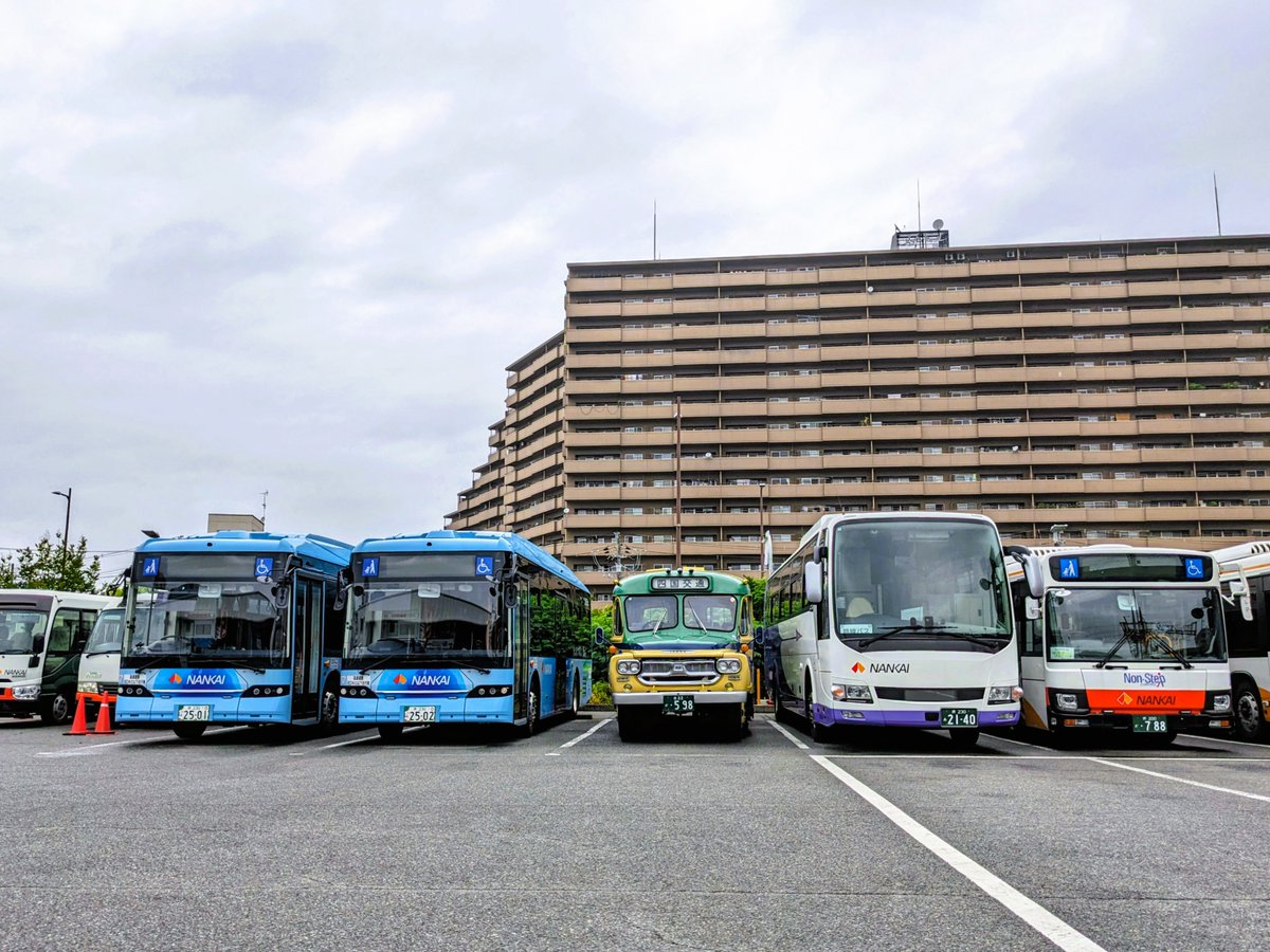 nankaibus_info's tweet photo. ＼特別ゲスト登場／

四国交通さんのボンネットバスが当社の堺営業所に来てくださいました😊
（先週の #バステクフォーラム 会場入りまでの時間調整のため）

せっかくなので当社EVバスと記念撮影！
バス技術発展の歴史が凝縮された2ショットでした🎞️

#四国交通
#ボンネットバス
#南海バス
#EVバス https://t.co/Kdr0auIUHW