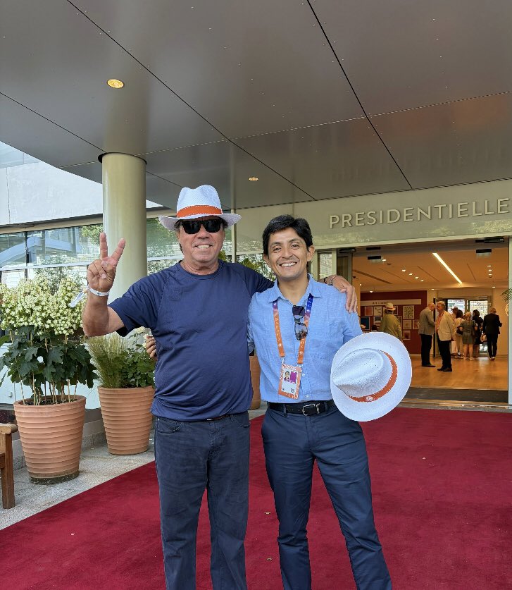 Arraya_Tennis's tweet photo. Tuve la suerte de encontrar a @maritomonroy en en la suite presidencial @rolandgarros 

Quiero felicitarlo por la excelente 👍 labor que la Federación de tenis del Perú 🇵🇪 está haciendo.

Todos vamos a aprovechar este impulso que nos está dando la felicidad de ver a un deportistas peruanos con Kist conquistando, títulos y corazones ♥️ vamos todavía
Y en un .

Agradecer la confianza que has puesto en Lauri con el tenis femenino en el Perú 🇵🇪