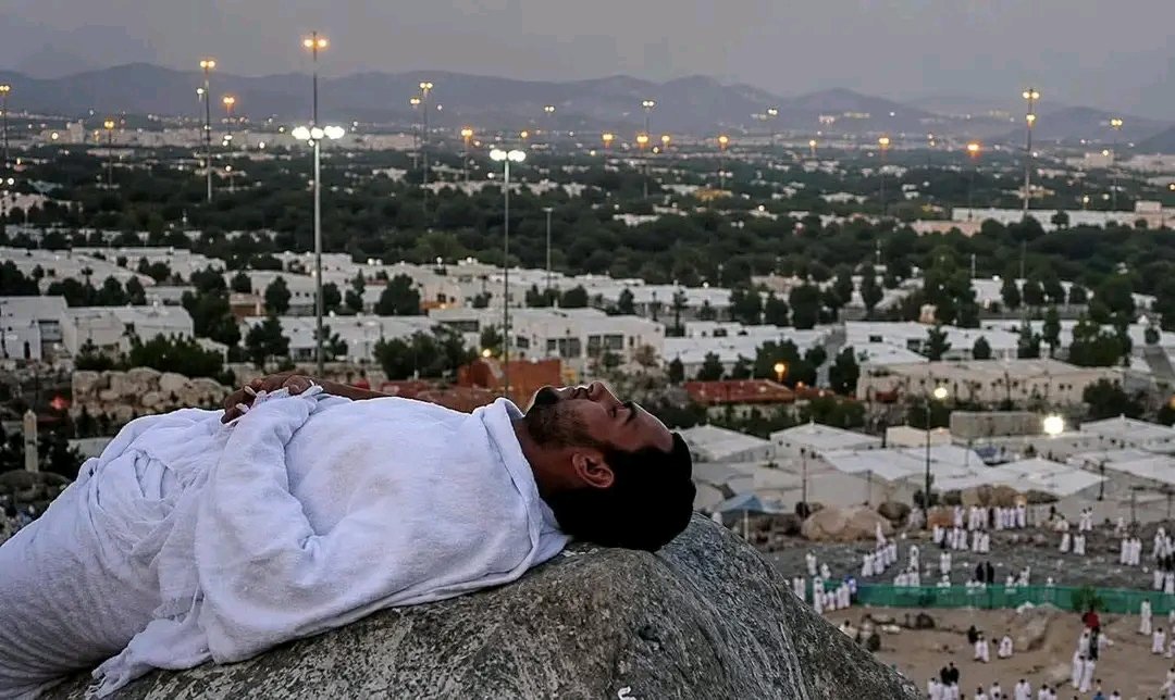 Reemuaq6's tweet photo. يَا لَيْتَنِي كُنتُ مَعَهُمْ فَأَفُوزَ فَوْزًا عَظِيمً
رزقنا اللّٰه وإياكُم الحج قريباً إن شاء اللّٰه 🤍 https://t.co/hYUtxmVTRh