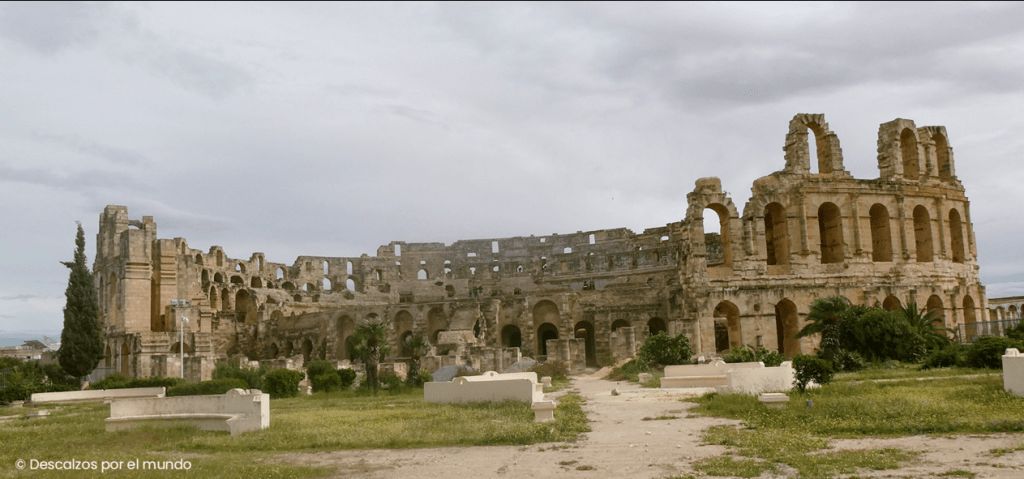 descalzosmundo's tweet photo. 🇹🇳 En #Túnez se pueden encontrar ruinas y yacimientos romanos de primer nivel.
La ciudad de #Dougga, muy bien conservada y el anfiateatro de #ElJem, uno de los más importantes del #ImperioRomano.
🔗 https://t.co/TtnuQGsuI8
@MadridTB https://t.co/YvQ3iljFAf