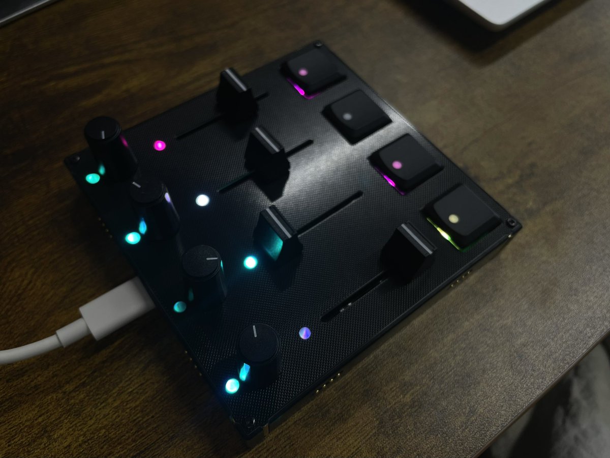 intechstudio_jp's tweet photo. Intec Studio SNS担当の
 My Gridモジュールはこんな感じ👀
推しカラーでそろえてます♪
さて、私の推しは誰でしょう？ https://t.co/H6BY5C1FRf