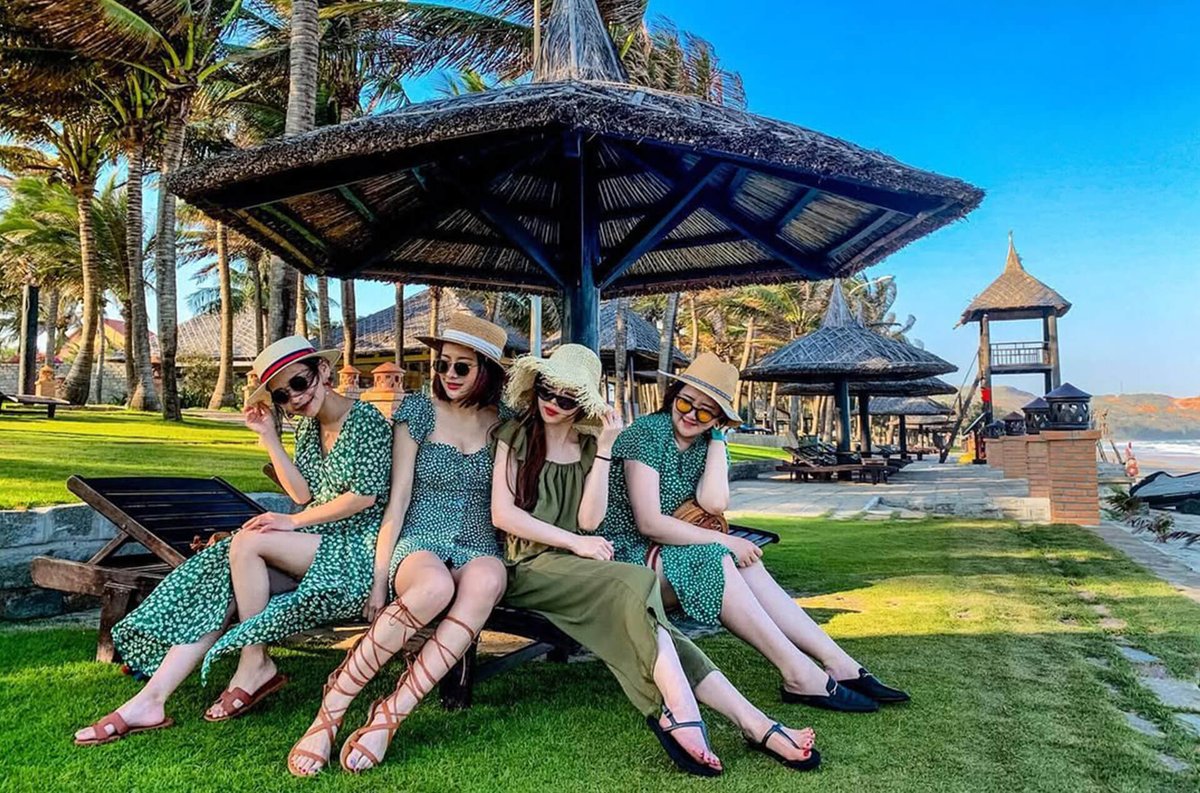 ResortPandanus's tweet photo. Bản tin thời tiết hôm nay gọi tên những vạt nắng bất tận của Mũi Né - nơi sắc xanh len lỏi trong từng nhịp thở, hàng dừa đung đưa vương nhẹ vị mặn khơi xa.
https://t.co/ATxixAChPj #PandanusResort #MuiNe #Noibinhyensongvo #enrichingoasis #TravelVietnam #Summer https://t.co/LGZO54gve9