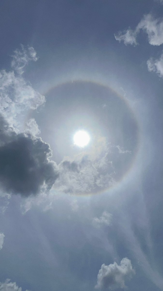 kbl_gs's tweet photo. 今日のソラ🩵
雲の多い1日だったけど
まんまるハロとうっすら幻日見れた🌈

#イマソラ　じゃないけど https://t.co/dpQOgmu7Ag