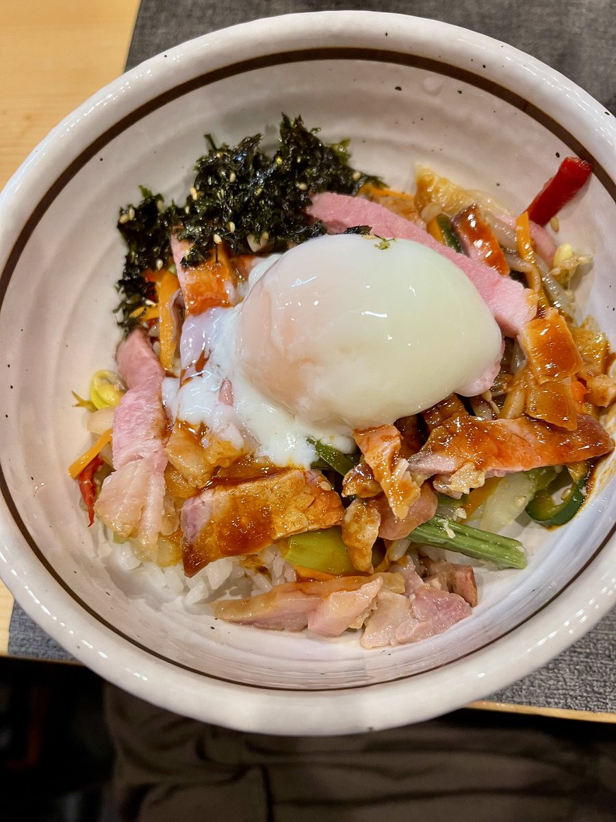 Chee_mori's tweet photo. 限定営業　#麺や旬香

特製 和牛とカガミガイの塩らぁめん

和牛吊るし焼きユッケ風と十種野菜塩麹ナムルと温玉のビビンバ

確かにこりゃ超絶うめーわ！🤤 https://t.co/TosAZqZuyQ