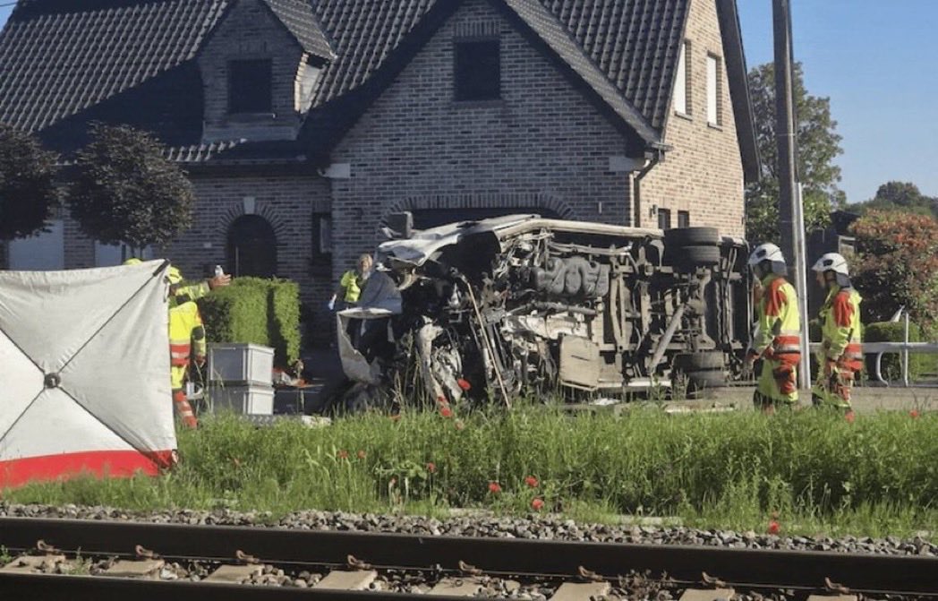 TrendxNow's tweet photo. Tragic incident in Belgium this morning as a train collided with a school minibus at a level crossing at ~8:15 AM. Multiple fatalities reported. Investigations will likely focus on how the vehicle ended up on the tracks, as initial reports confirm crossing barriers were down and warning lights were red.