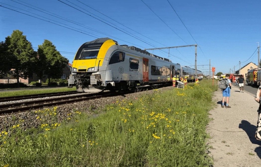 TrendxNow's tweet photo. Tragic incident in Belgium this morning as a train collided with a school minibus at a level crossing at ~8:15 AM. Multiple fatalities reported. Investigations will likely focus on how the vehicle ended up on the tracks, as initial reports confirm crossing barriers were down and warning lights were red.