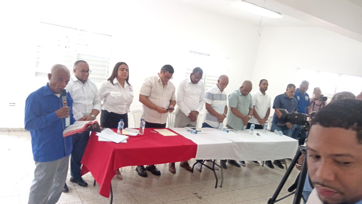 AngelManom's tweet photo. Ya la Titulación de Terrenos en nuestro amado sector El Almirante es una realidad.
Gracias al Director de Titulación Duarte Méndez y al Subdirector Ruben Céspedes por resolver el conflicto legal que detuvo el proceso. Pronto tendremos la visita de nuestro Presidente @luisabinader https://t.co/qpJVFncl0i