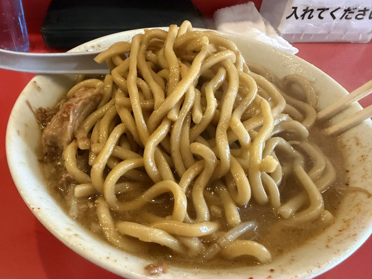 uzuray's tweet photo. 京都府京都市
ラーメン池田屋一条寺店さん🍜
ラーメン並
ニンニク抜き
あと全チョイマシ
ヤサイはクタ系
アブラ、チャーシュー美味しい！
ヤサイが進むくん
麺が丸太麺で固めなので食べ応え抜群でした〜
ご馳走様でした〜 https://t.co/6u5yLZXKrM