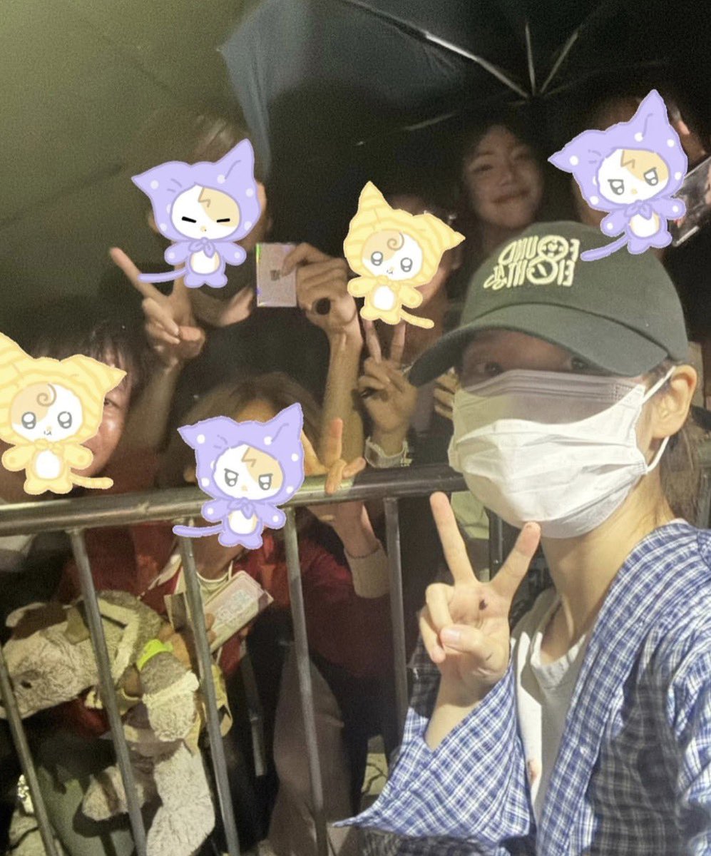 cindydpdla's tweet photo. โดนพส.เกาหลีคนสวยบอกว่ารักนะคะเป็นภาษาของเราค่ะฮือ 😭 วันนั้นไอยูพึ่งออกมาจากซ้อมแฟนมีต ซ้อมเป็นชม. ฝนก็ตก แต่เดินมาคุยกับฟค.ทั้งเกาทั้งอินเตอร์ที่ยืนรอ แจกลายเซ็น ถ่ายรูปด้วย ตอนเอาการ์ดนี่ไปเซ็นใช้แขนเสื้อซับน้ำฝนให้อีก ปากกาไม่ติดก็เอาไปขีดๆกะมือตัวเองให้ติด แสนดีไปมั้ย🥹 #IU https://t.co/bVm5TQcxLz