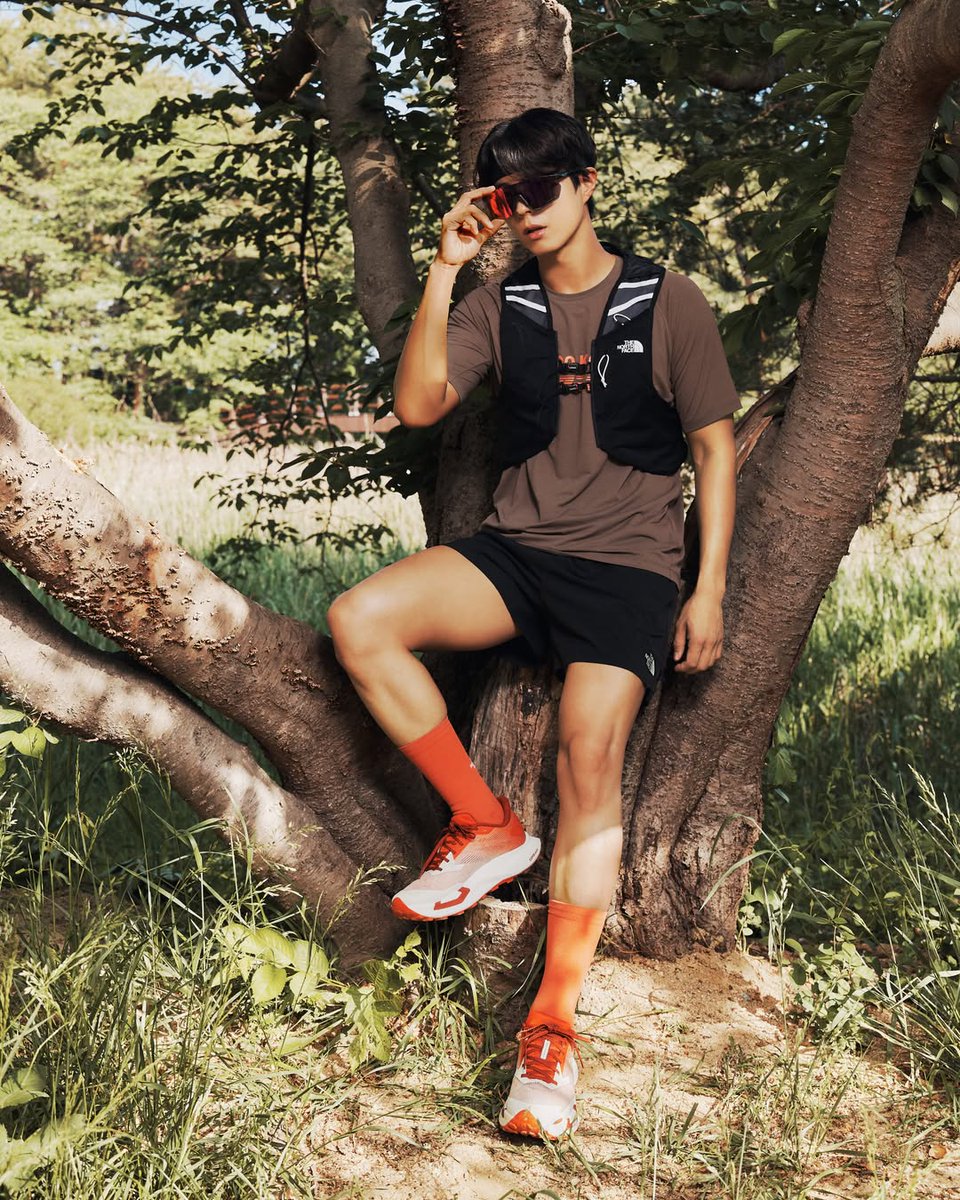 BogumThailand's tweet photo. 260526 thenorthface_kr IG Post Update 😎 (1)
คอมพลีทลุควิ่งเทรลตามแบบฉบับ #พัคโบกอม
👟 M VECTIV ENDURIS 4
🕶️ ULTIMO_MR
🎒 SUNRISER RUN VEST 8
Source : https://t.co/A5RyGxK8Bj
#THENORTHFACE #노스페이스 #VECTIV #벡티브 #PARKBOGUM #Bogummy #박보검 #朴寶劍 #パク・ボゴム #pbg_th_holic #ParkBoGumThailandHolic