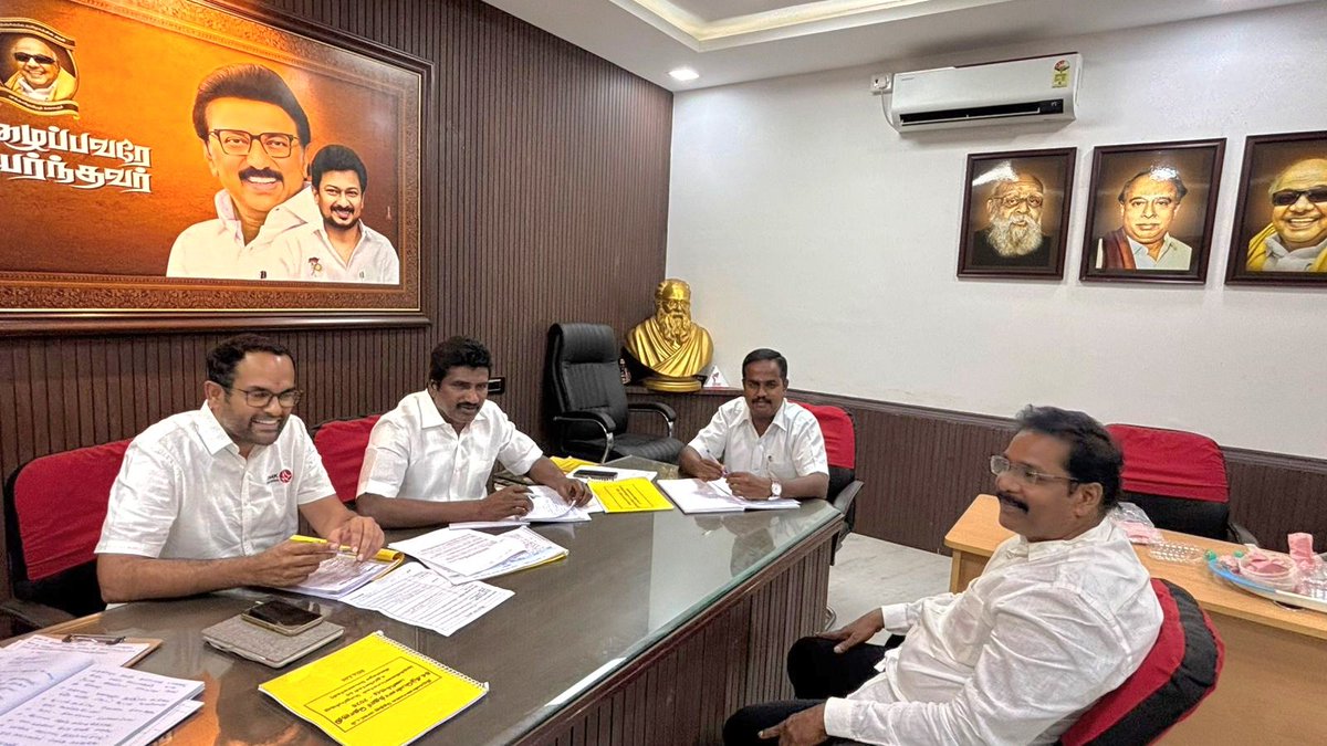 SPManimarane's tweet photo. G. செல்வம் MP &amp;  முத்துவேல் ராமசாமி
தேர்தல் முடிவுகள் குறித்த கள ஆய்வு.
வாழ்க தலைவர் @mkstalin @Udhaystalin
வெல்க @arivalayam 
#DMK #MKStalin #UdhayanidhiStalin #EVVelu #GSelvam #Thiruvannamalai #Kilpennathur #DravidianModel #DMK4TN #TamilNaduPolitics https://t.co/l6cNRR0kAk