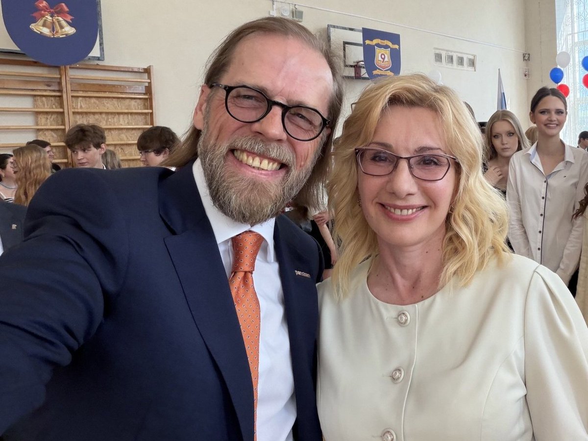 IgorPenetron's tweet photo. Очередной последний звонок в Девятке. Поздравляю всех ребят и их родителей, а также наших замечательных учителей!

P.S. Делая селфи с директором, снова почувствовал себя выпускником. Приятно...

#школа #9гимназия #гимназия9 https://t.co/OziW5XSrpj