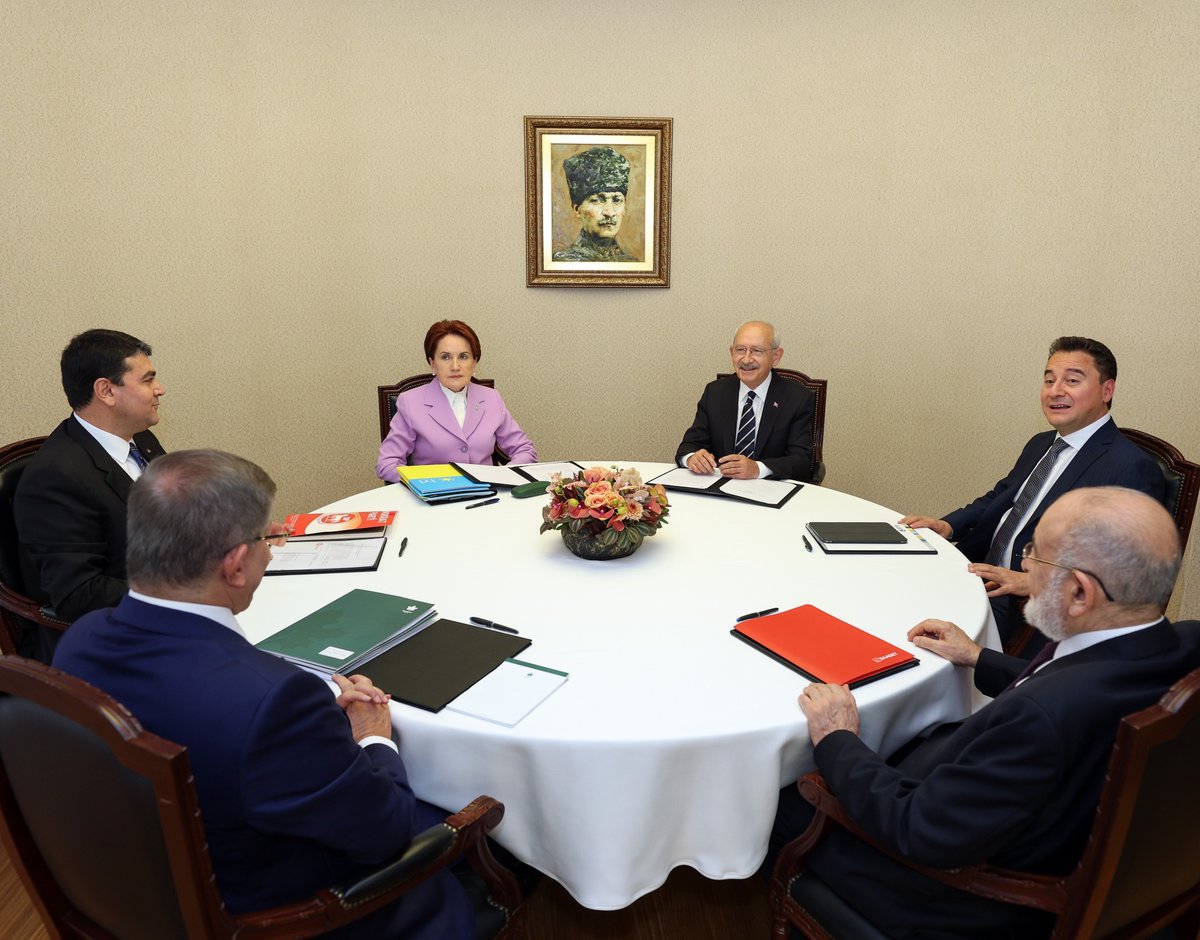 TCSerhatKaya's tweet photo. Meral Akşener: "CUMHURBAŞKANI ADAYINI MASADAKİ 6 KİŞİ DEĞİL, MİLLET BELİRLESİN" dedi.

Kemal Kılıçdaroğlu ise, o dönem %12-15 civarında oy oranına sahip İYİ Parti ile diğer (toplamı %2'lik) partilerin her birinin oyunu eşit sayarak kendisini Cumhurbaşkanı Adayı olarak oylattı.

O küçük ve etkisiz partilere dağıttığı vekilleri hepiniz biliyorsunuz...

AÇ ARTIK GÖZÜNÜ MUHALİF SEÇMEN!

#MeralAkşenerHaklıydı Özgür Özel