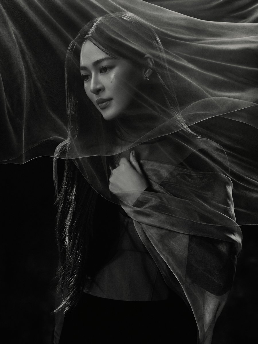 howemagazine_th's tweet photo. “#PPKritt” ปล่อยซิงเกิลใหม่ “เก่งไม่พอ GOOD (not) ENOUGH” เพลงแทนใจคนที่ลืมไม่ได้ พร้อมได้ “หลิงหลิง คอง” #linglingkwong มาร่วมถ่ายทอดอารมณ์ผ่านมิวสิควิดีโอ
#เก่งไม่พอGOODnotENOUGH
.
“PP KRIT” กลับมาพร้อมซิลเกิลใหม่ล่าสุด “เก่งไม่พอ GOOD (not) ENOUGH”เพลงเศร้าที่สะท้อนเสียงของหัวใจที่แหลกสลาย และยอมรับตัวเองว่ามันยังเก่ง ไม่พอที่จะลืม ซึ่งเพลงนี้เป็นเพลงที่ PP KRIT ได้เผยมุมที่อ่อนแอ และแชร์ความรู้สึกของคนที่เสียใจออกมา
.
สำหรับเบื้องหลังการทำงาน เพลงนี้ได้ “THE TOYS” หนึ่งในโปรดิวเซอร์ที่เข้าใจตัวตนและสไตล์ของ PP KRIT มารับหน้าที่โปรดิวเซอร์ พร้อมเขียนเนื้อร้องและทำนอง ร่วมกับ “MARC TATCHAPON” โดยใช้ซาวด์ดนตรีที่ค่อย ๆ เผยความรู้สึกที่อ่อนแอ และค่อย ๆ เล่าความรู้สึกของเนื้อเพลง ที่ปล่อยให้ทุกคำเหมือนหล่นลงอย่างแผ่วเบาแต่ทิ้งน้ำหนักไว้ข้างใน และในความเรียบง่ายนั้นเอง ที่ความอ่อนแอของ  PP KRIT ถูกถ่ายทอดได้ชัดเจนที่สุด
.
ในพาร์ตของมิวสิควิดีโอเพลงนี้ได้ “หลิงหลิง - ศิริลักษณ์ คอง”มารับบทเป็นนักแสดงที่ต้องยืนอยู่หน้ากล้องด้วยรอยยิ้ม แต่ข้างในความรู้สึกของเธอนั้นแหลกสลาย แต่หากผู้กำกับยังไม่สั่งคัท เธอก็ยังต้องยิ้มและคิดว่าตัวเองมีความสุขต่อไป โดยมิวสิควิดีโอนี้ได้ “สอง - ศาศวัต เลิศฤทธิ์” ผู้กำกับ  Short Film และมิวสิควิดีโอ เพลง เส้นเรื่องเดิม (RERUN) กลับมาร่วมงานกันอีกครั้ง
.
สามารถฟังเพลง “เก่งไม่พอ GOOD (not) ENOUGH” ซิงเกิลใหม่ล่าสุดจาก “PP KRIT” ได้แล้วทุก Streaming Platforms และชม Music Video ได้แล้วทาง
YouTube : PP KRIT ENTERTAINMENT
https://t.co/SX9puPWnMa