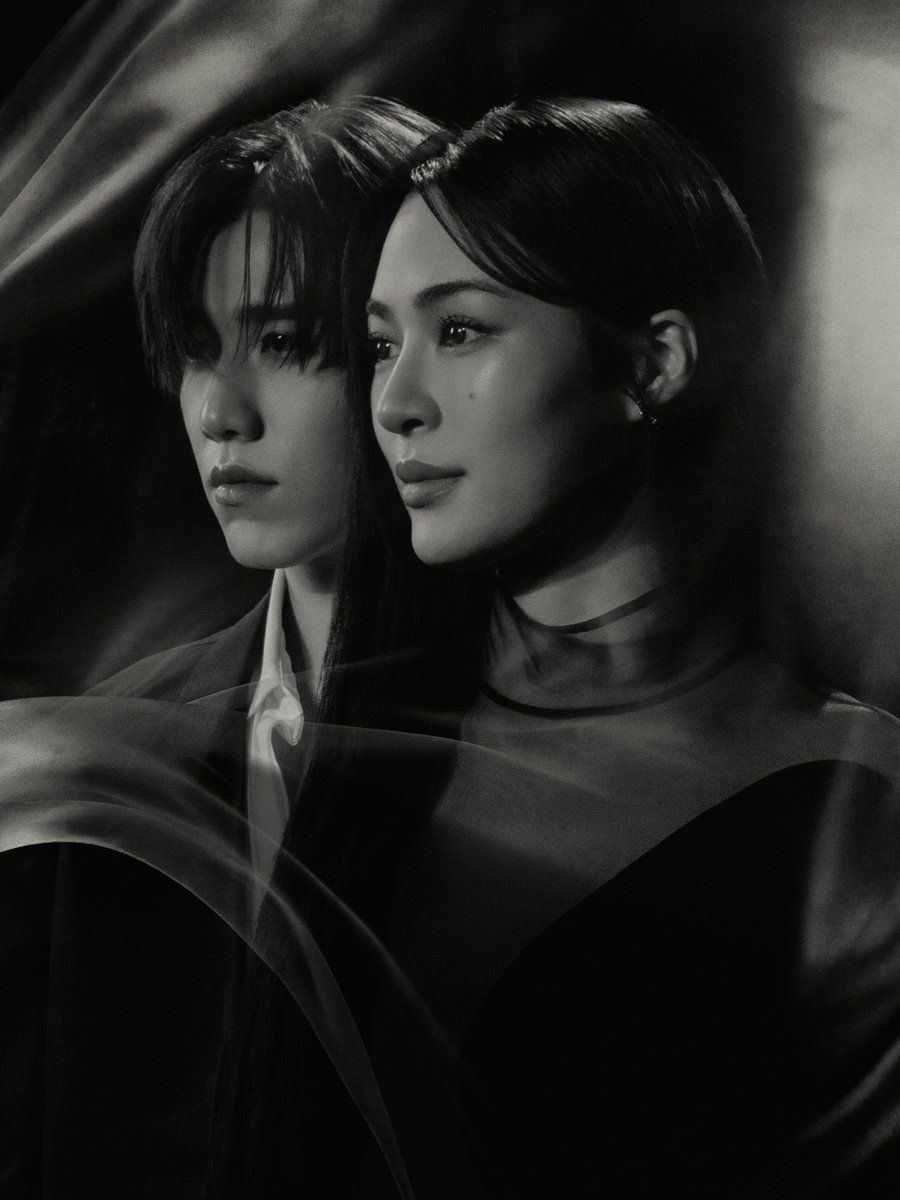 howemagazine_th's tweet photo. “#PPKritt” ปล่อยซิงเกิลใหม่ “เก่งไม่พอ GOOD (not) ENOUGH” เพลงแทนใจคนที่ลืมไม่ได้ พร้อมได้ “หลิงหลิง คอง” #linglingkwong มาร่วมถ่ายทอดอารมณ์ผ่านมิวสิควิดีโอ
#เก่งไม่พอGOODnotENOUGH
.
“PP KRIT” กลับมาพร้อมซิลเกิลใหม่ล่าสุด “เก่งไม่พอ GOOD (not) ENOUGH”เพลงเศร้าที่สะท้อนเสียงของหัวใจที่แหลกสลาย และยอมรับตัวเองว่ามันยังเก่ง ไม่พอที่จะลืม ซึ่งเพลงนี้เป็นเพลงที่ PP KRIT ได้เผยมุมที่อ่อนแอ และแชร์ความรู้สึกของคนที่เสียใจออกมา
.
สำหรับเบื้องหลังการทำงาน เพลงนี้ได้ “THE TOYS” หนึ่งในโปรดิวเซอร์ที่เข้าใจตัวตนและสไตล์ของ PP KRIT มารับหน้าที่โปรดิวเซอร์ พร้อมเขียนเนื้อร้องและทำนอง ร่วมกับ “MARC TATCHAPON” โดยใช้ซาวด์ดนตรีที่ค่อย ๆ เผยความรู้สึกที่อ่อนแอ และค่อย ๆ เล่าความรู้สึกของเนื้อเพลง ที่ปล่อยให้ทุกคำเหมือนหล่นลงอย่างแผ่วเบาแต่ทิ้งน้ำหนักไว้ข้างใน และในความเรียบง่ายนั้นเอง ที่ความอ่อนแอของ  PP KRIT ถูกถ่ายทอดได้ชัดเจนที่สุด
.
ในพาร์ตของมิวสิควิดีโอเพลงนี้ได้ “หลิงหลิง - ศิริลักษณ์ คอง”มารับบทเป็นนักแสดงที่ต้องยืนอยู่หน้ากล้องด้วยรอยยิ้ม แต่ข้างในความรู้สึกของเธอนั้นแหลกสลาย แต่หากผู้กำกับยังไม่สั่งคัท เธอก็ยังต้องยิ้มและคิดว่าตัวเองมีความสุขต่อไป โดยมิวสิควิดีโอนี้ได้ “สอง - ศาศวัต เลิศฤทธิ์” ผู้กำกับ  Short Film และมิวสิควิดีโอ เพลง เส้นเรื่องเดิม (RERUN) กลับมาร่วมงานกันอีกครั้ง
.
สามารถฟังเพลง “เก่งไม่พอ GOOD (not) ENOUGH” ซิงเกิลใหม่ล่าสุดจาก “PP KRIT” ได้แล้วทุก Streaming Platforms และชม Music Video ได้แล้วทาง
YouTube : PP KRIT ENTERTAINMENT
https://t.co/SX9puPWnMa