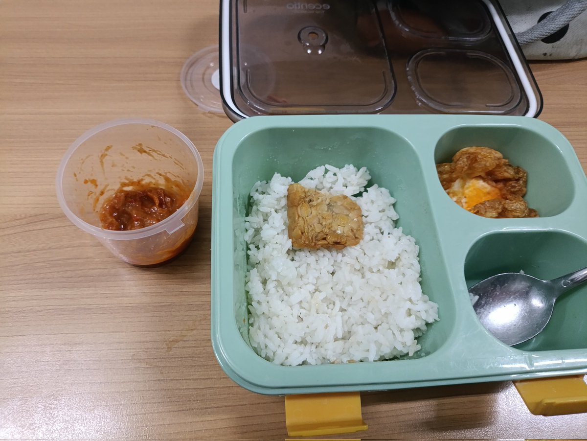 lightblu_e's tweet photo. Mbg hari ini tempe di penyet, telor ceplok dan sambel tomat. https://t.co/SlherjySSR