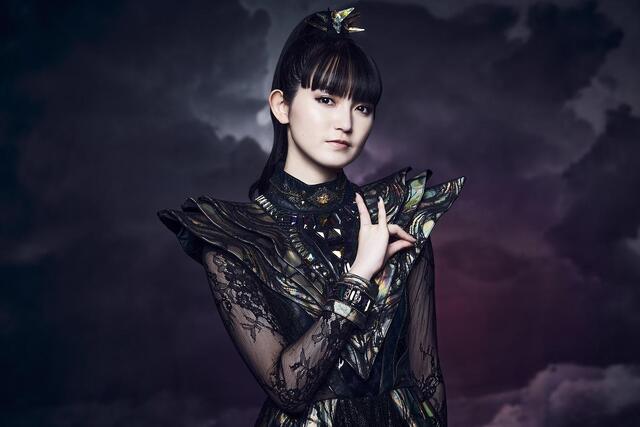 bmdarake's tweet photo. 【海外】初音ミクのカウントダウンパフォーマンスの公式アナウンサーの声がSU-METALにそっくり？
https://t.co/9Nma34oUVx https://t.co/vkydfI8xs3