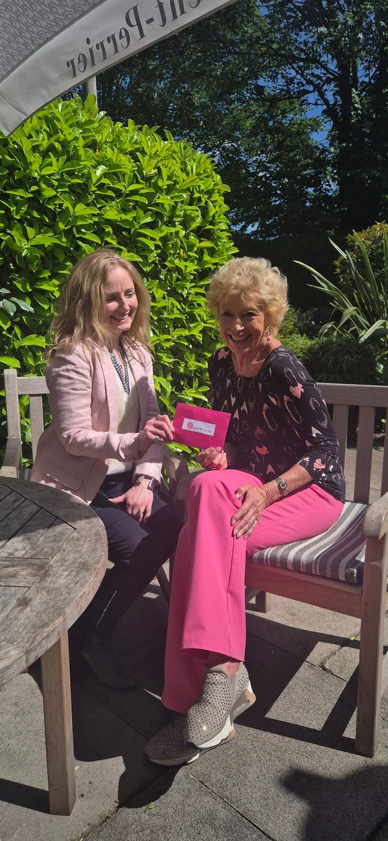 chargrob's tweet photo. Sunny afternoon with Home Start Wandsworth @HomeStartWW &amp; the happy pink envelope #donation #charity This will help fund #mentors  #volunteers supporting families &amp; single parents with children under 5 needing emotional &amp; practical help with life's difficult challenges #support https://t.co/40zH8wjbqF