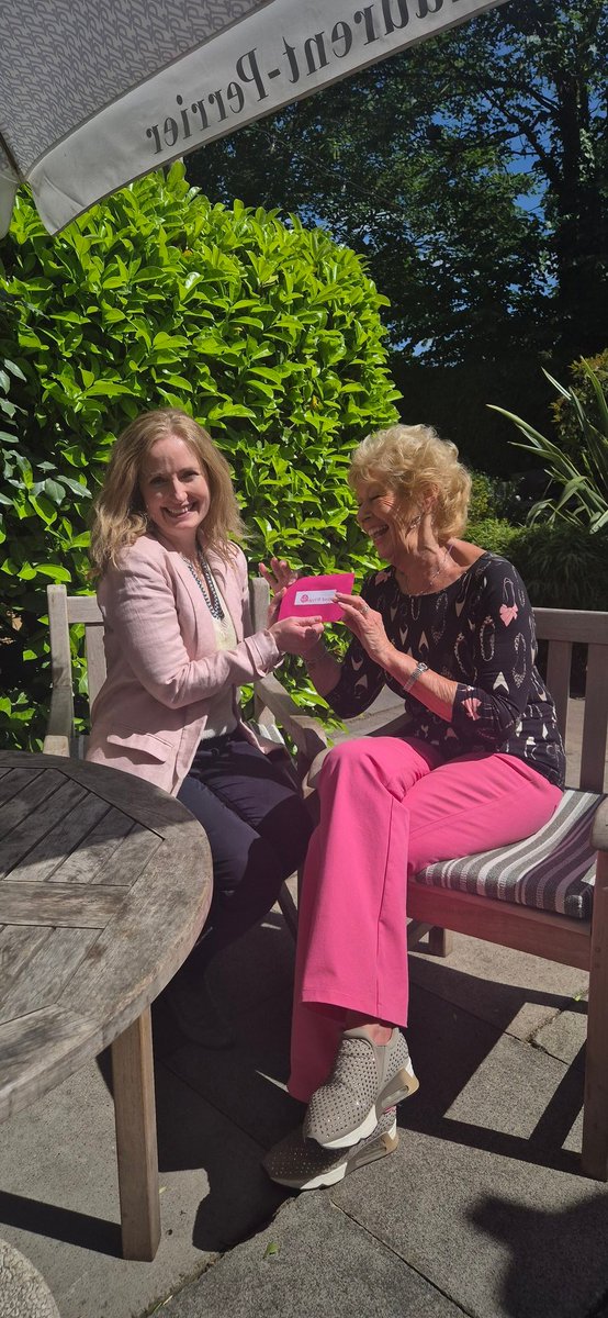 chargrob's tweet photo. Sunny afternoon with Home Start Wandsworth @HomeStartWW &amp; the happy pink envelope #donation #charity This will help fund #mentors  #volunteers supporting families &amp; single parents with children under 5 needing emotional &amp; practical help with life's difficult challenges #support https://t.co/40zH8wjbqF