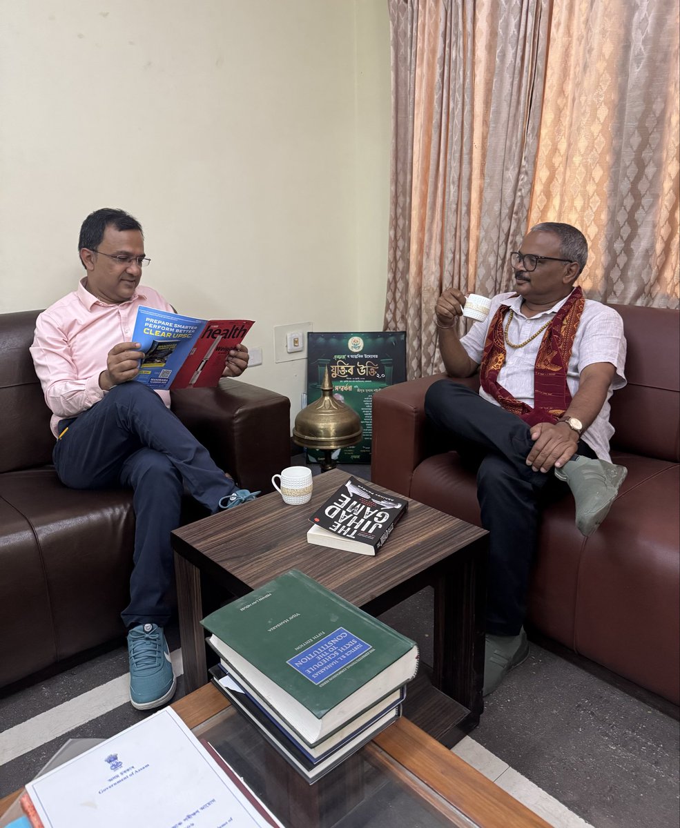 Mrinal_MLA's tweet photo. #BookFriend
I have many kinds of friends; I mean friendship developed upon different subjects. Pankaj Sarmah @pankajpanpur a journalist, is a friend of mine met in Guwahati. He is a voracious reader and our friendship grew discussing about books. Today we exchanged views on some books Noah Harari.
মোৰ বহু ধৰণৰ বন্ধু আছে, অৰ্থাৎ বিভিন্ন বিষয়ক কেন্দ্ৰ কৰি গঢ় লৈ উঠা বন্ধুত্ব। সাংবাদিক পংকজ শৰ্মা (@pankajpanpur) গুৱাহাটীত লগ পোৱা মোৰ এজন বন্ধু। তেওঁ এজন অতি আগ্ৰহী পাঠক, আৰু কিতাপৰ আলোচনা কৰোঁতেই আমাৰ বন্ধুত্ব গভীৰ হৈ উঠিছিল। আজি আমি Noah Harari ৰ কেইবাখনো কিতাপক লৈ মত বিনিময় কৰিলোঁ।