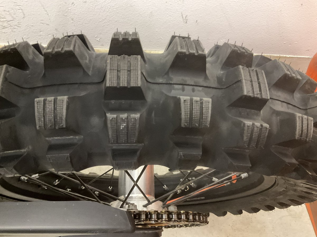 KTM819O4's tweet photo. #Mitas #EnduroTrailXT+ #StoneKing #EnduroTrail+ #公道走行可能 #公道用はカッコで選ぶ #舗装路注意⚠️ https://t.co/RGU1jlR0Th