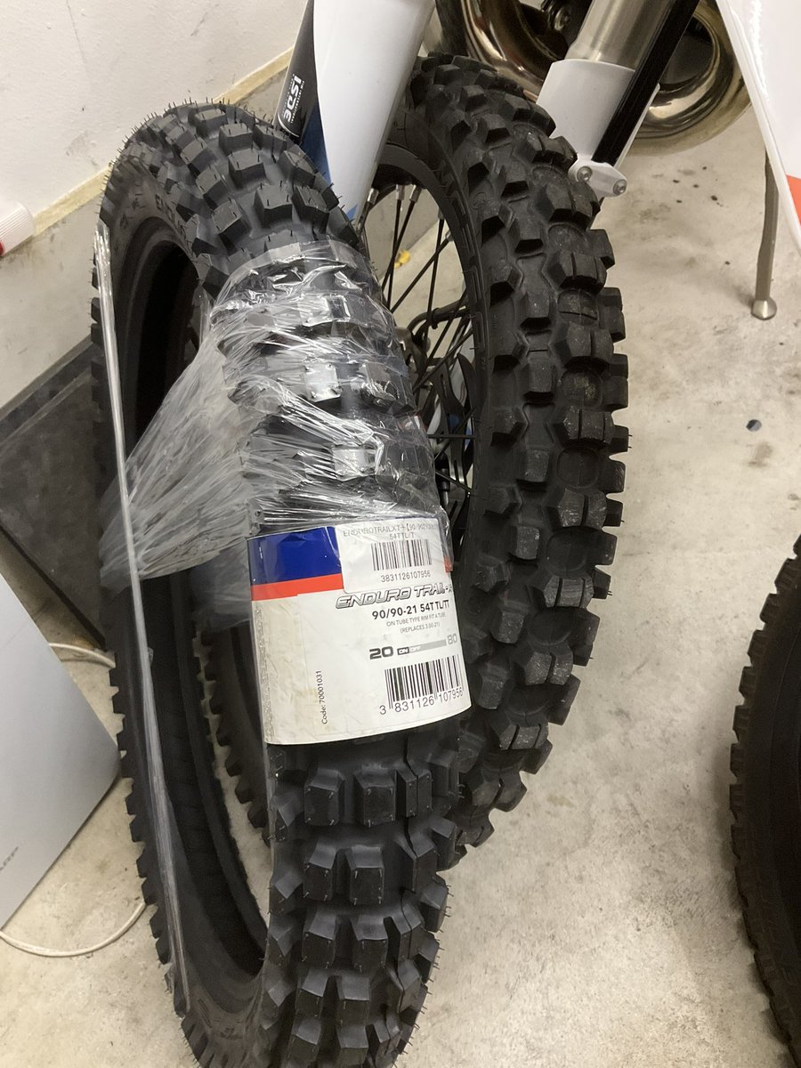 KTM819O4's tweet photo. #Mitas #EnduroTrailXT+ #StoneKing #EnduroTrail+ #公道走行可能 #公道用はカッコで選ぶ #舗装路注意⚠️ https://t.co/RGU1jlR0Th
