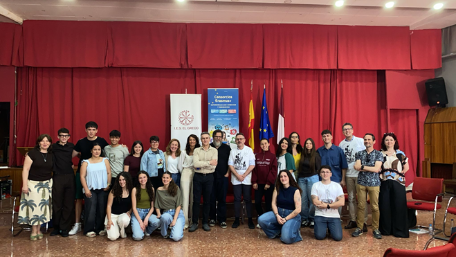ulaboral's tweet photo. ENCUENTRO ALUMNOS ERASMUS+
Alumnos de @ulaboral  han participado en un encuentro de  ERASMUS+. #Experiencias Asistieron el director del SEPIE, representantes del equipo de plurilingüismo y coordinadores de Erasmus + de IES Universidad Laboral, El Greco e IES Azarquiel. https://t.co/QdyzaAei6U
