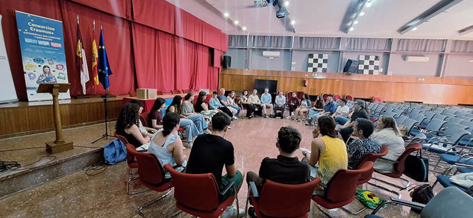 ulaboral's tweet photo. ENCUENTRO ALUMNOS ERASMUS+
Alumnos de @ulaboral  han participado en un encuentro de  ERASMUS+. #Experiencias Asistieron el director del SEPIE, representantes del equipo de plurilingüismo y coordinadores de Erasmus + de IES Universidad Laboral, El Greco e IES Azarquiel. https://t.co/QdyzaAei6U
