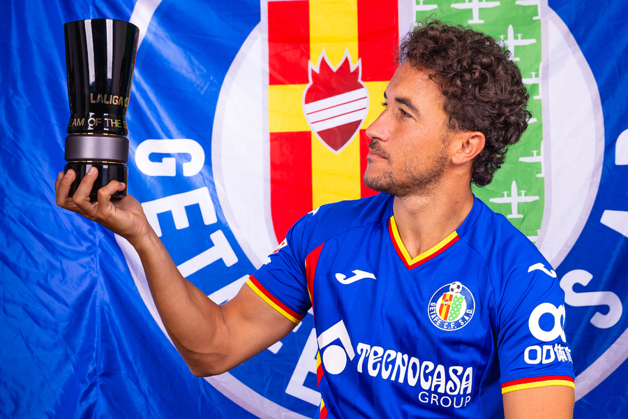 DavidMolinerC's tweet photo. Las opciones que estudia el Villarreal para el centro del campo son: Luis Milla, Antonio Blanco y Guido Rodríguez.

Uno de los nombres que más gusta a la secretaría técnica es el de Luis Milla. El Getafe pide unos 6M€ y tiene ofertas del Como, Real Betis y Olympiakos.

Otra opción que tantea el Villarreal es la de Antonio Blanco. Termina contrato en 2027 y su cláusula es de 15M€, aunque el Alavés aceptaría en torno a los 10M€.

El caso de Guido Rodríguez es una alternativa "económica", ya que acaba contrato este verano con el Valencia, pero sus exigencias salariales son bastante elevadas. Ha rechazado la oferta de renovación y saldrá del conjunto ché.

ℹ️ @marca