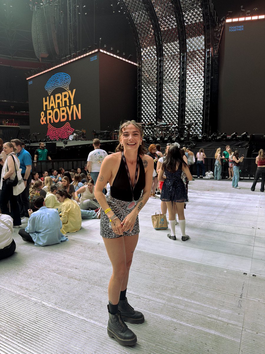 ElisaSudara's tweet photo. @HSHQ Please let me be the photographer of the night, it would incredible to capture this evening with my loved ones! I will be in disco pit tonight 🪩🥹 https://t.co/hgbDkfE5QE