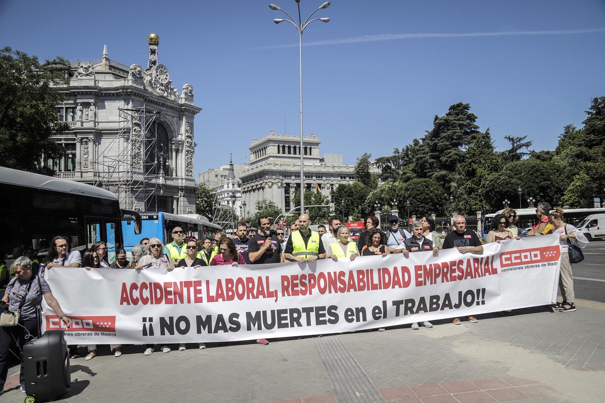 CCOOMadrid's tweet photo. ⚫️ Concentración por el accidente laboral mortal en Valdemingómez el pasado 19 de mayo en el que murió el conductor de un camión de basuras al volcar e incendiarse 

Insistimos en que estos accidentes no son fatalidades, sino responsabilidades empresariales derivadas de evaluaciones de riesgos insuficientes y falta de medidas reales

¡Ni una persona muerta más por ganarse el pan!

🔗 https://t.co/8d41c0vdSn
