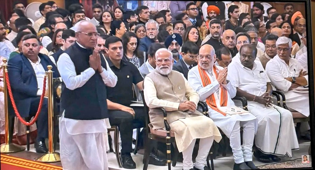shriniwas_hr's tweet photo. भारतीय किसान संघ के अ. भा. कार्यकारिणी के सदस्य आदरणीय श्री श्रीरंग देवबा लाड जी को  #पद्मश्री सम्मान मिलने पर
हार्दिक बधाई  एवं शुभकामनाए।
कृषि क्षेत्र में उनके योगदान, अनुभव और नवाचारों से देश के किसानों को नई प्रेरणा मिली है।
जय बलराम, जय किसान
@KisanSangh79 
#उत्तिष्ठ_भारत https://t.co/MjLsWofbd9