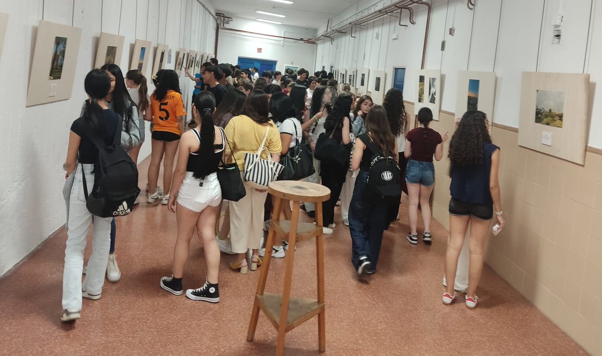 ulaboral's tweet photo. INAUGURACIÓN DE LA EXPOSICIÓN EMOCIONES CCAA
El alumnado de la materia Creación de Contenidos Artísticos y Audiovisuales de 2º de Bachillerato del IES Universidad Laboral de Toledo ha inaugurado la exposición fotográfica “EMOCIONES” 😍 https://t.co/PIIe6qPsOB