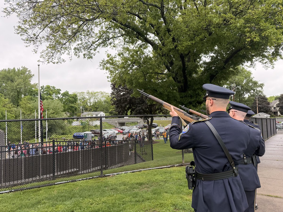 SWPD_PIO's tweet photo. Despite the weather and parade cancellation, our Honor Guard was able to make it out to the Memorial Day ceremony yesterday at Veteran’s Memorial Park to honor and remember those who have paid the ultimate sacrifice while serving our country. We hope you all had a safe weekend. https://t.co/aHPacRwk04