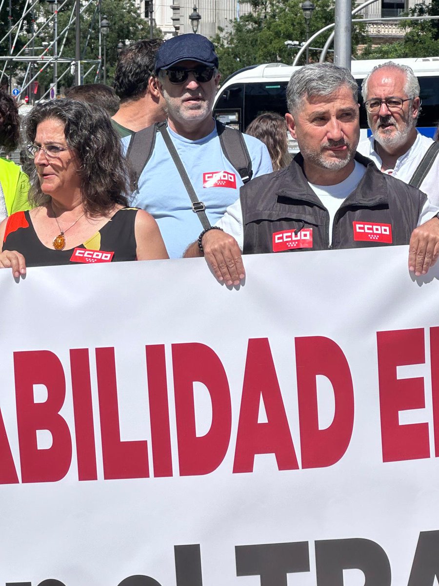 CCOO_FSCMadrid's tweet photo. Nos mas muertes en el trabajo. Accidente laboral, responsabilidad empresarial. FSC - Madrid en la concentración en Cibeles.#CCOOEnLucha https://t.co/VVU1mtEKMr