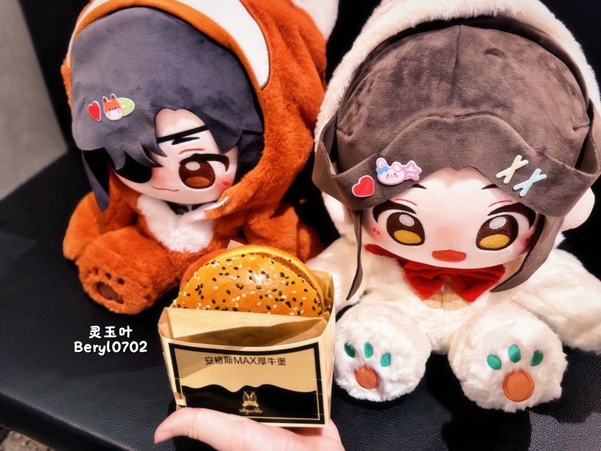 beryl0702's tweet photo. 这对小情侣在麦当劳你一口我一口的吃汉堡🍔
#hualian #花怜 #tgcf #天官赐福 #cottondoll #棉花娃娃 #minidoll https://t.co/a5oS2ua99p