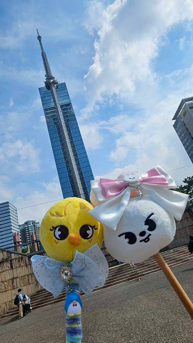imoyakiko's tweet photo. ピリペン🐥と
Stray kidsScreenX 2D応援上映
特典ピリペン🦙うち🐥でした
🐥を🐰に交換してもらい
初③面やばい全体見る正面が何人かのメンバー映るけど横は違うメンバーが映る全体見えるから絶対見たが良いレベルペンラ掛け声LIVE感あってサイコーに楽しめた
楽しい時間ソンムルありがとう
また会うね https://t.co/Z8iDDPdsNY