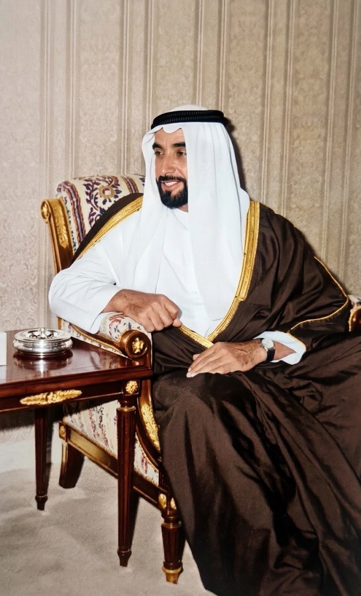 Buzayed0's tweet photo. في يوم عرفة … وفي الساعات التي تتجه فيها القلوب إلى الله بالدعاء والرجاء … لا تنسوا المغفور له بإذن الله الشيخ زايد بن سلطان آل نهيان طيب الله ثراه من صالح دعائكم.

الرجل الذي لم يكن قائد للإمارات فحسب بل كان أب للإنسانية وصانع لوطن أصبح نموذج في الحكمة والعطاء والتسامح والبناء.

غرس قيم الخير والمحبة في هذه الأرض المباركة ومد أيادي الإمارات بالعطاء إلى مختلف شعوب العالم … فبقي أثره حاضر في كل بيت وفي كل قلب وفي كل إنجاز تحققه الإمارات اليوم.

في يوم عرفة … ادعوا لمن بنى الإنسان قبل المكان ولمن جعل من الاتحاد قصة مجد خالدة … ولمن كانت بصماته البيضاء ممتدة في ميادين الخير والرحمة والإنسانية.

اللهم اجز الشيخ زايد خير الجزاء وارفع درجاته في عليين واجعل ما قدمه لهذا الوطن وللإنسانية في ميزان حسناته … واحفظ دولة الإمارات قيادة وشعب … وأدم عليها الأمن والعز والرخاء.

رحم الله زايد الخير