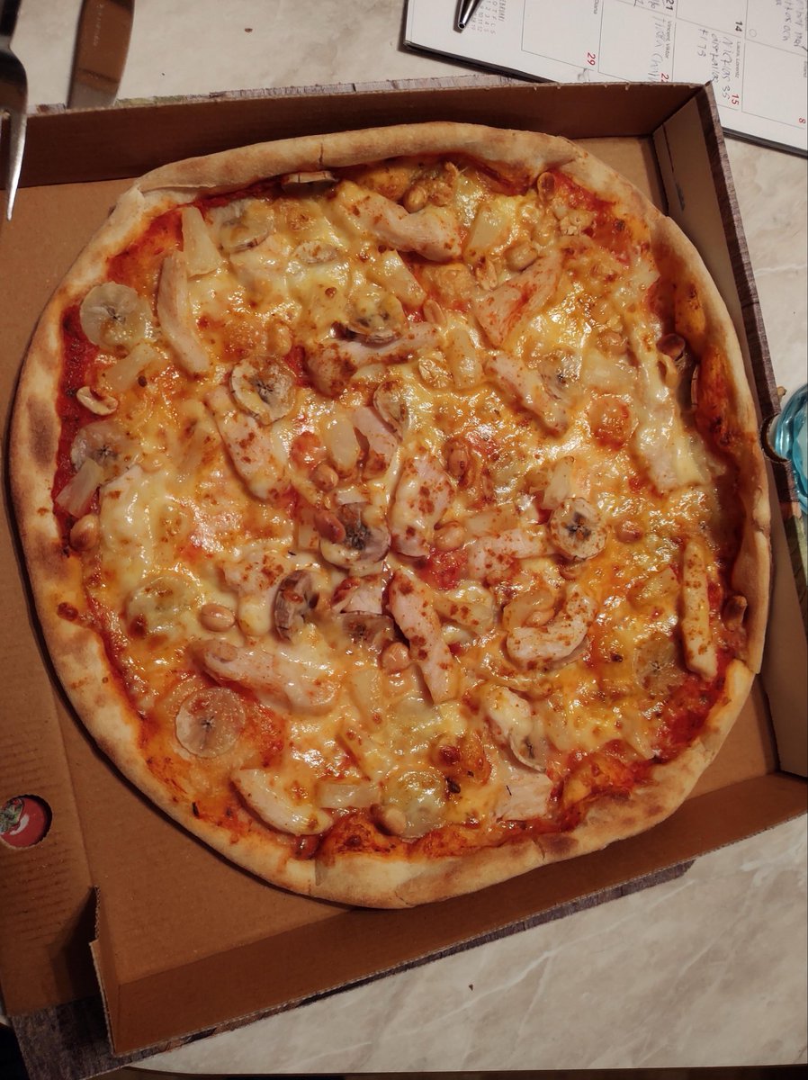 LuringSuting's tweet photo. @OnigiriEn_ @LeeandLie The last pizza reminds me of one you can get in a Swedish pizzeria. 

The toppings are: curry sauce, chicken, peanuts and slices of banana &amp; pineapple. https://t.co/LaSA2wlGmh