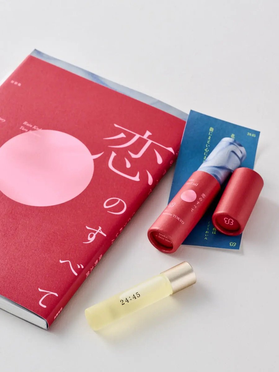 NumeroTOKYO's tweet photo. 【短歌集『恋のすべて』好評発売中！】作家・ #くどうれいん と歌人・ #染野太朗 の直筆サイン本と限定デザインの #uka ネイルオイルがセットで登場。
@0inkud0 @smntaro 

ご購入はこちらから↓
 https://t.co/lRu5hi1dAq https://t.co/dHUW0CEqaj